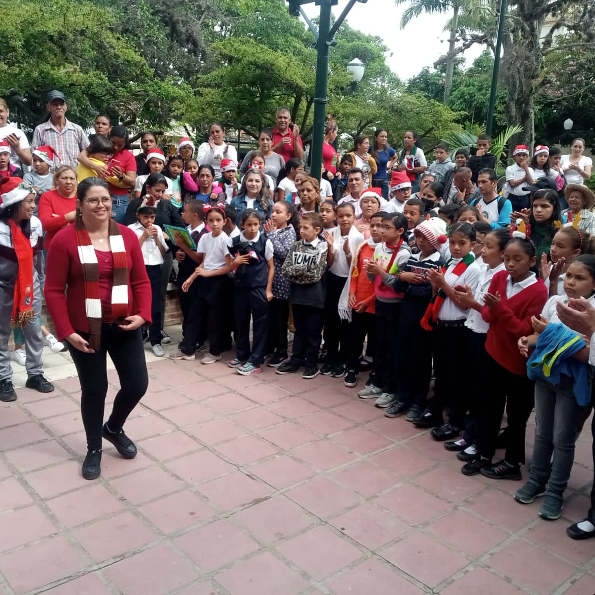 MerlyColteatro's tweet photo. Navidades felices iniciamos  estado Lara con teatro, música y baile , en unión y alegría acompañados por nuestos niños, niñas y jóvenes larenses.
@NicolasMaduro 
@_LaAvanzadora 
@MPPEDUCACION
@cdcelara 
@dgcteatro 
@CulturaLara_ZE https://t.co/aveMIAQyDH