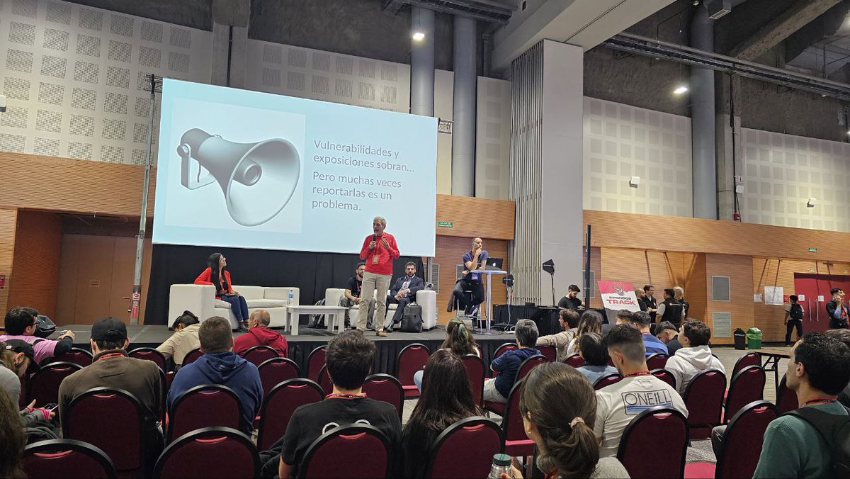 FViaLibre's tweet photo. Presentando nuestra plataforma para reportes anónimos de vulnerabilidad desde @FViaLibre @ODIAasoc y @fundacionDER en la @ekoparty.
"Quien Avisa No Traiciona (QANT)" con Enrique Chaparro y @mebordone https://t.co/B3MF9gR1MZ