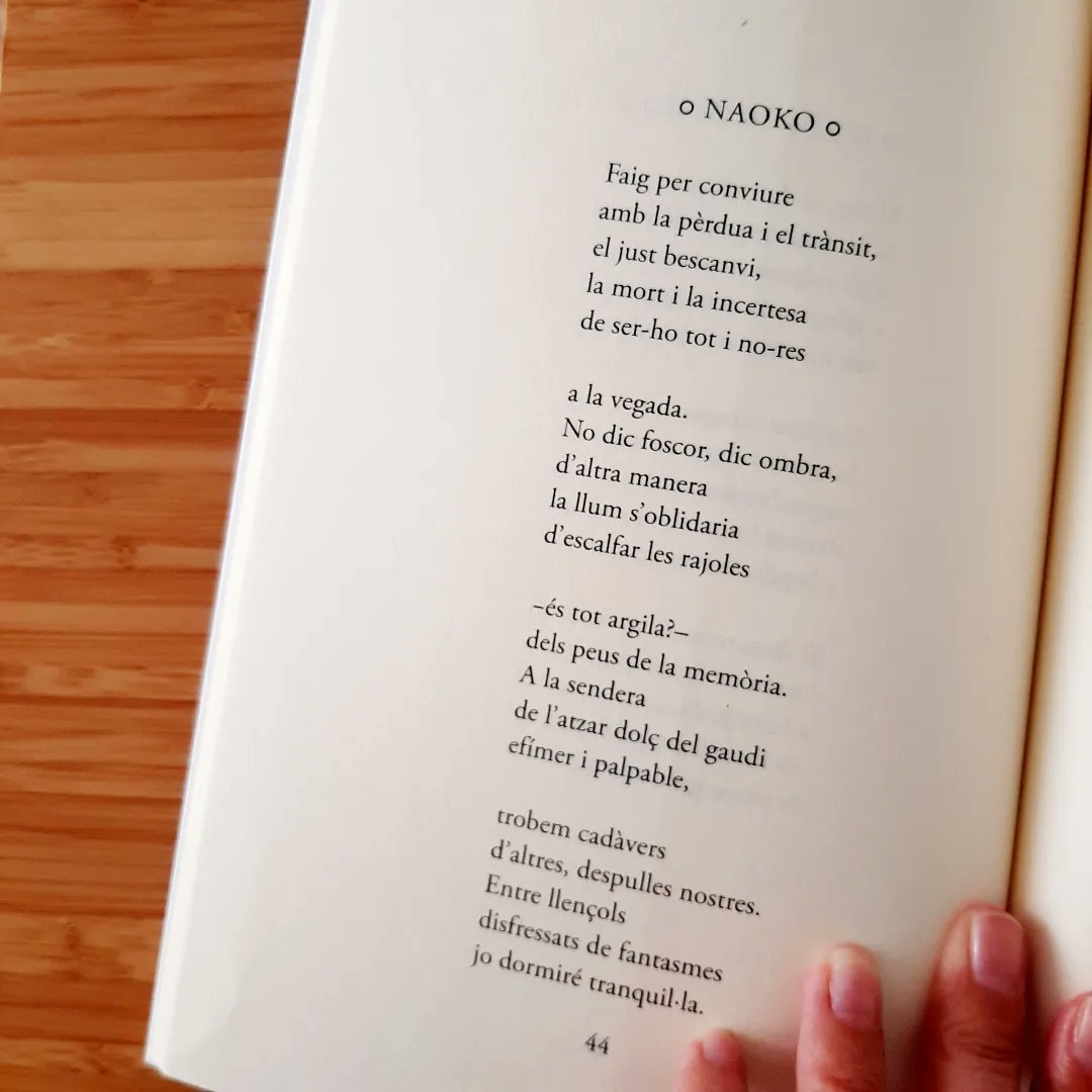 ClimentEsther's tweet photo. ○Getabako○ 
a llibreries, a places, i a cases.
📚🍂🖋
Entre llençols 
disfressats de fantasmes
jo dormiré tranquil·la.
📚🍂🖋
@Inst_Magnanim
@placadelllibre https://t.co/BRiKhTCoIb