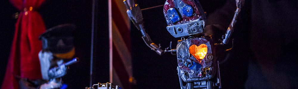 VII Festival de Títeres y Objetos en Madrid PENDIENTES DE UN HILO
Robot
<David Zuazola>

En un futuro, los robots conviven con los seres humanos y hacen su trabajo ayudando a las personas. 

S4 de noviembre 20:00 H.
Entradas bitly.ws/Zce3