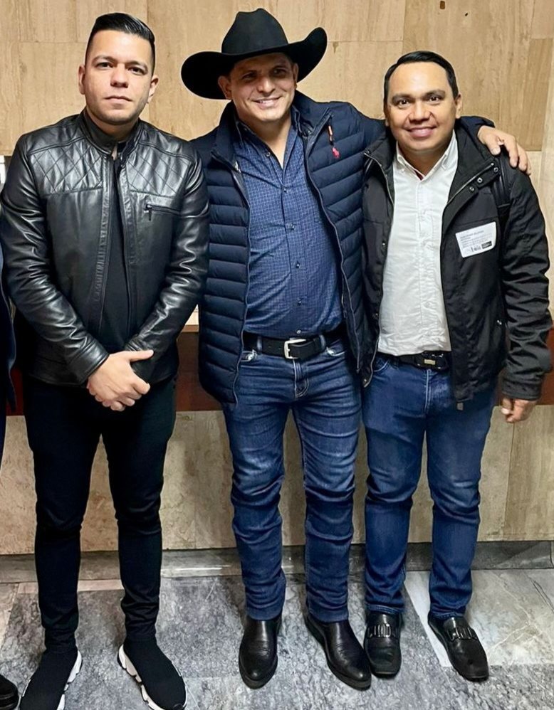 VelandiaGuille's tweet photo. En el Congreso de la República, acompañando a nuestro gobernador @CesarOrtiZorro, quien tiene un compromiso absoluto con nuestra tierra. Estoy seguro que a Casanare le espera el mejor gobierno de su historia. 
#UnidosPorCasanare https://t.co/pJOaDwJ4wK