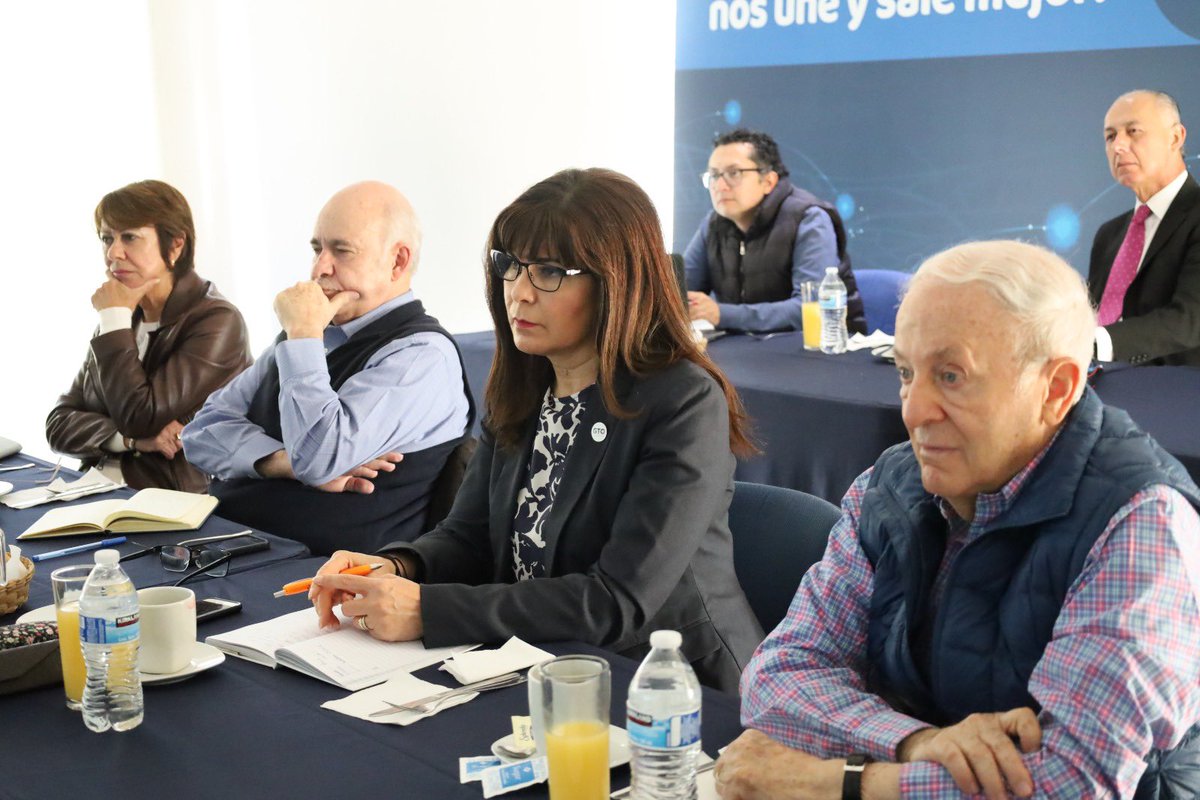 iplanegente's tweet photo. ¡Uno de los temas prioritarios en el mundo es El Agua! Dialogamos con expertos en el tema sobre las estrategias y acciones que #GTO debe establecer para asegurar la existencia del líquido vital en el #futuro #Level2050 #PED https://t.co/9949K84Ez4