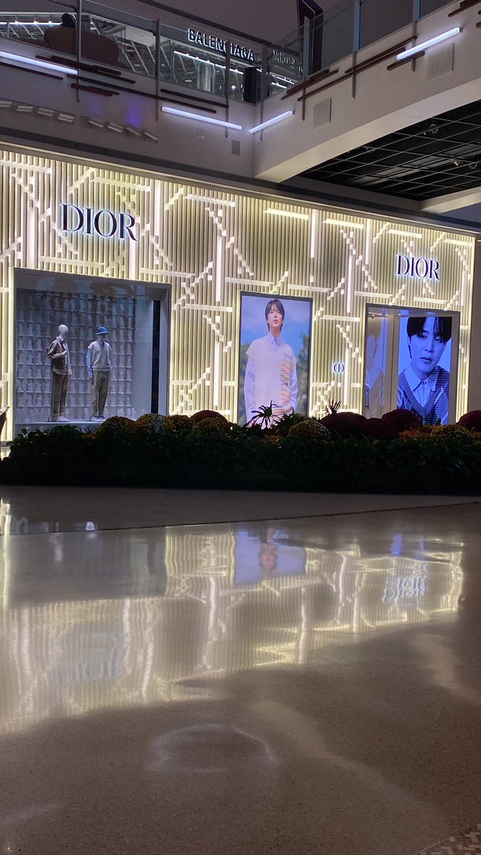 JiminGlobal's tweet photo. Jimin's Dior Men Spring 2024 campaign advertisement playing at Dior in Las Vegas! 

Hello, superstar! 😍 

#JIMINxDIOR
DIOR GLOBAL AMBASSADOR JIMIN 

https://t.co/zB6PIChyPB