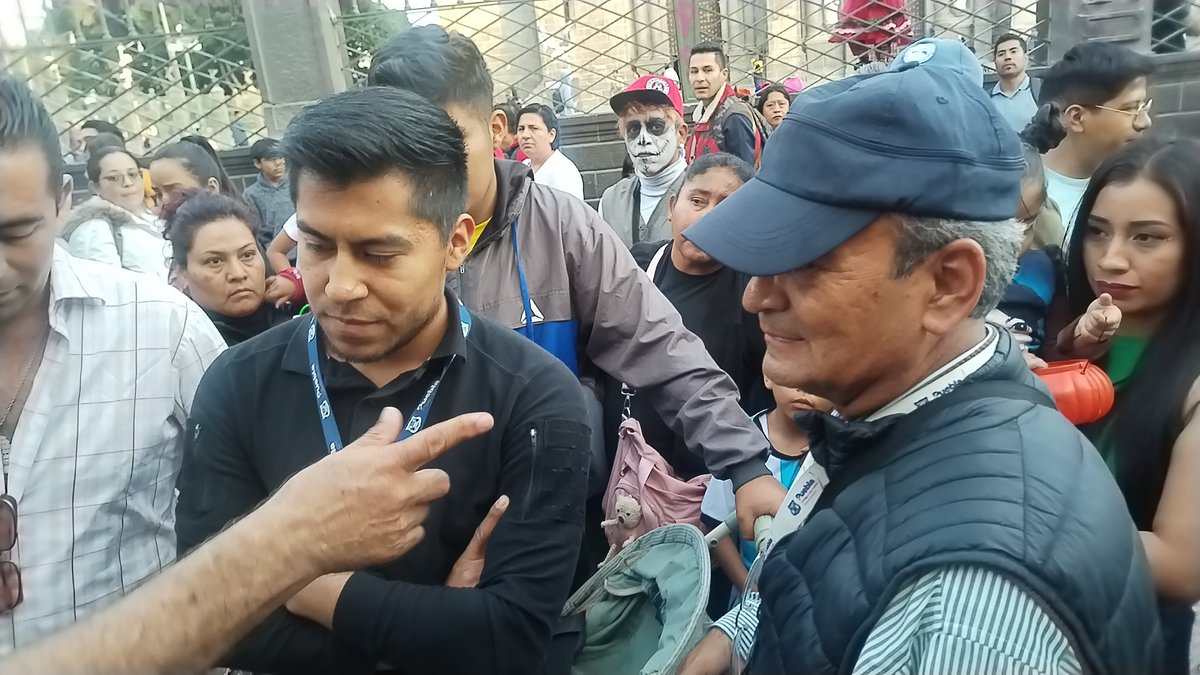 elincorrectosoy's tweet photo. #Indignante 🚨 | El @PueblaAyto clasista de @eduardorivera01, intentó retirar a un joven disfrazado en la calle 16 de septiembre, argumentando que estaba "trabajando", la gente lo defendió, y evitó que se lo llevaran.
📽 @JaimeComunidad3 https://t.co/ENGoEaqqrO