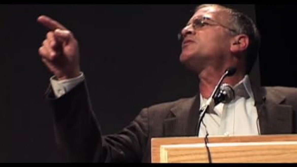 RoiLopezRivas's tweet photo. Probablemente una de las mejores descripciones de la vida en Gaza, por el Prof. Norman Finkelstein:

"Los 2.000 jóvenes que irrumpieron en las puertas de Gaza el 7 de octubre de 2023 habían nacido en un campo de concentración. Durante dos décadas habían estado encerrados en una franja de tierra de 40 kilómetros de largo por 8 kilómetros de ancho que se encontraba entre los lugares más densamente poblados del mundo.

La gran mayoría de ellos nunca podría esperar salir sino sólo caminar cada día por el asfixiante perímetro del campo; nunca aspires a un empleo remunerado ni a comer una comida completa; Nunca esperes casarte o formar una familia. Abandonados por todos, fueron “restados” para languidecer y morir.

Para acelerar este proceso, Israel lanzó periódicamente “operaciones” que provocaron muerte y destrucción en Gaza: miles de personas fueron acribilladas metódicamente; hogares e infraestructuras críticas pulverizadas sistemáticamente.

Puede parecer el guión de una mala película de serie B, pero la noche del 6 de octubre cada uno de esos 2.000 hombres probablemente dio un beso de despedida a su madre y luego a su padre. Para siempre. Y luego cada uno de ellos prometió en silencio reivindicar la tortura implacable de una existencia crepuscular y vengar el asesinato de un abuelo, una hermana, un hermano, una sobrina y un sobrino por ese poder satánico que maldijo sus vidas".

Vía @upholdreality