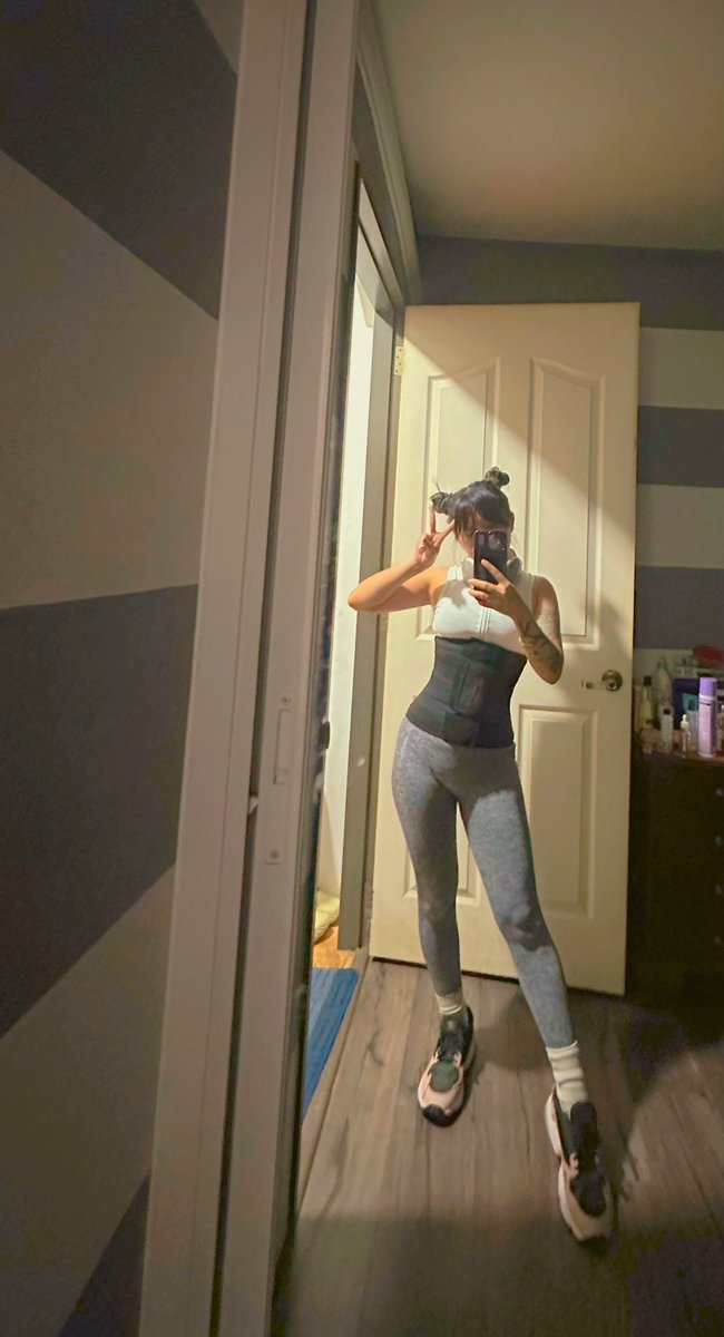 nixsofly's tweet photo. Day 5 of trying get in shape again https://t.co/SwbqRU5oj1