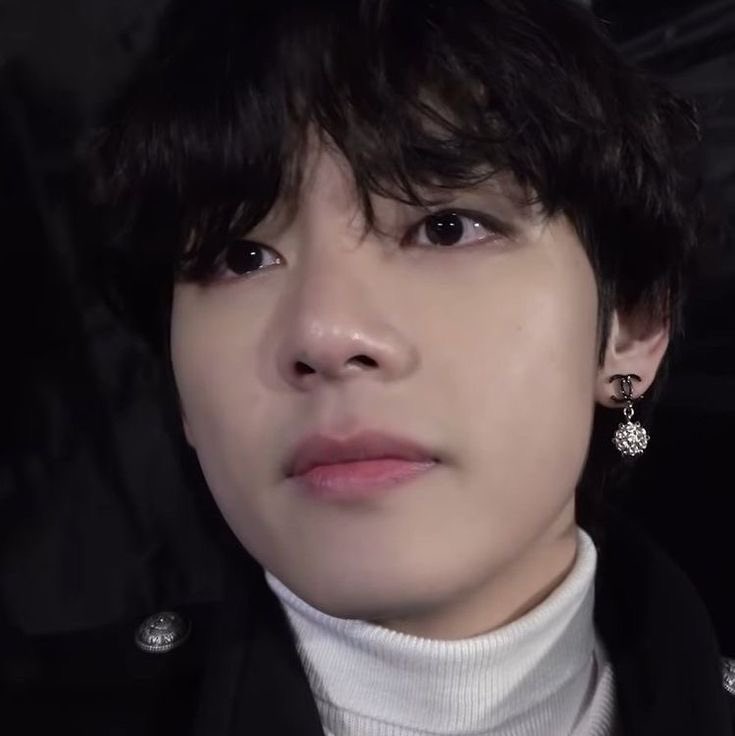 chkoolatekookie's tweet photo. Au #kooktae! Paint the town red

Donde j!k acompaña a su esposa a hacerse el manicure, sin esperar que se quedaría flechado con aquel lindo chico de uñas rojas, a quién desde conocerlo no puede sacar de sus pensamientos. #kooktaeau #kookvau #taekookau #kookv https://t.co/lzN97HPj7s