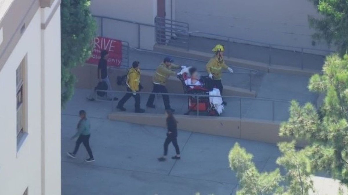 AustinLatinoTV's tweet image. Al menos tres estudiantes han sido apuñalados, uno en estado crítico, durante una pelea multitudinaria en la escuela secundaria #vannuys de #LosAngeles, en el extremo suroeste de #EstadosUnidos #AustinLatinoTV