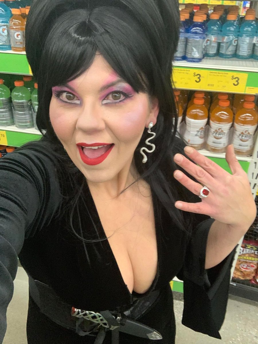 Bluekygurl's tweet photo. Thought I'd show everyone my "Elvira" costume for Halloween! It's no nice getting to dress up and feel sexy and confident for Halloween, now. Losing 300 lbs tends to make a girl feel good about herself! Had a BLAST! https://t.co/xkIpC7v8d9