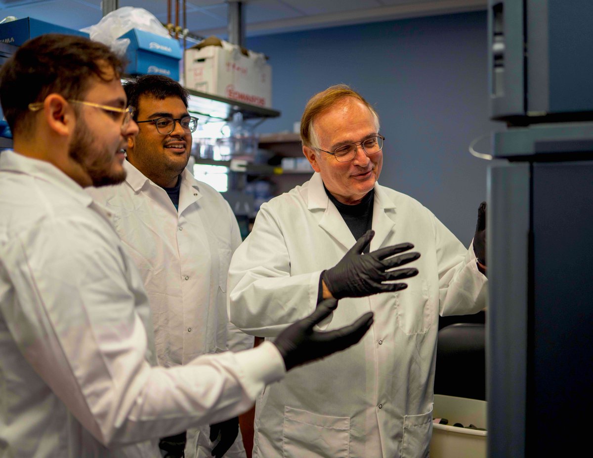 In the lab with @J_JesusRC  Rodriguez Cruz (PhD BME) and Ishaan Duggal (PhD Pharm) late last week.