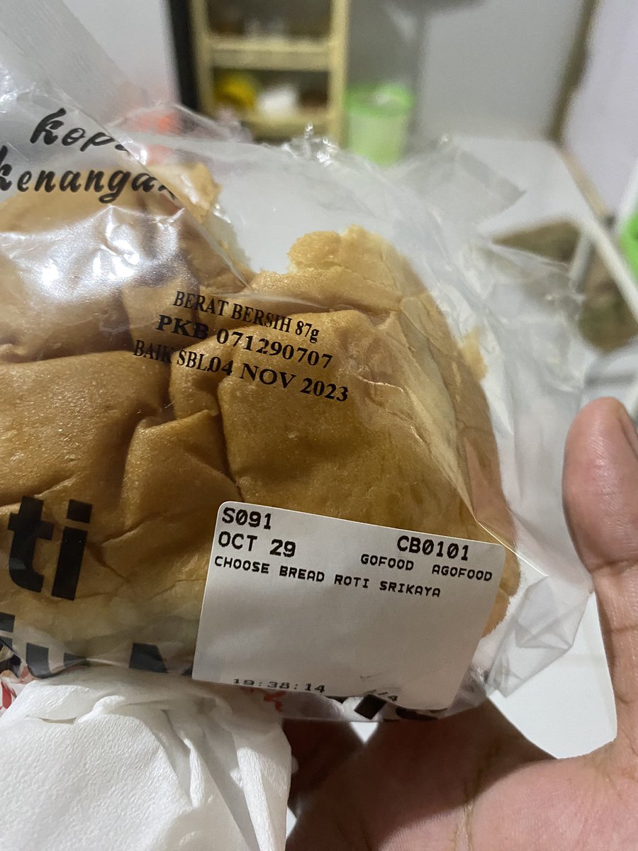 disprefer's tweet photo. Roti srikaya tapi dalamnya keju :( @Kopikenangan_ID https://t.co/kn2jzWyqwA