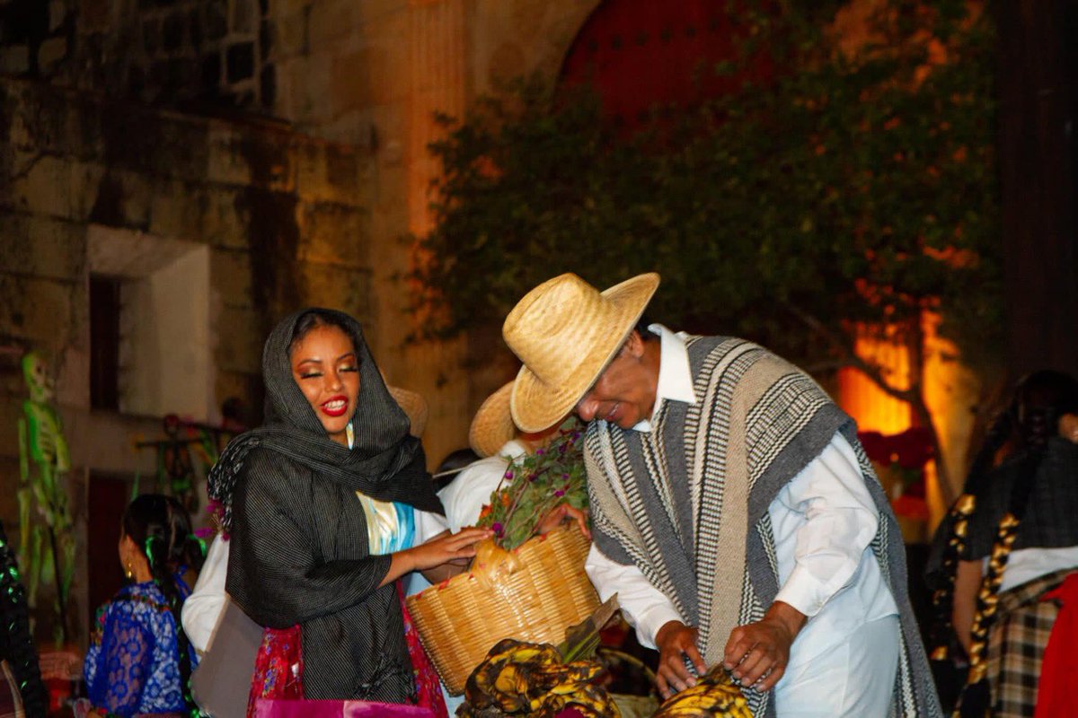 DesdeOaxacaMex's tweet photo. Cada año nos vuelve a emocionar el "Espectáculo de Día de Muertos”, con el Ballet Folklórico de Oaxaca en el escenario del Jardín "El Pañuelito"
Este evento tan esperado nos transportó a través de la danza y la tradición a una experiencia única que celebra nuestras raíces https://t.co/u1cB22BiyN