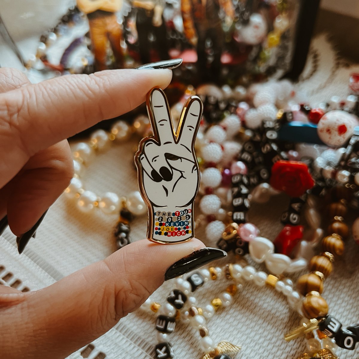 So very excited to introduce my first ever enamel pin, now available in my shop!

quirksandsmirks.etsy.com/listing/160136…