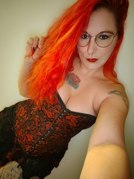 J'aime tellement mon corset ❤️&zwj;🔥 https://t.co/G66HBXw15L