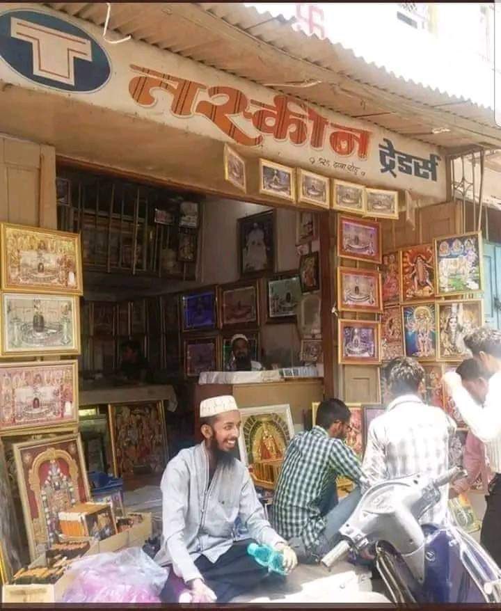 _Attitude_Vini's tweet photo. सारे विधर्मियों (मुसलमान) ने करोड़ों रुपए अपने दुकानों में लगा दिए हैं*!घर और गोदाम को माल से भर दिया है. जूते चप्पल की दुकान, रेडीमेड कपड़ों की दुकान, पर्स बेल्ट घड़ी से लेकर गंजी और अंडरवियर तक.
ठीक इसी तरह LED, एलसीडी टीवी, स्पीकर, मोबाइल, कैमरा आदि हर तरह का इलेक्ट्रॉनिक आइटम चाइना से लाकर ठूंस चुके हैं! 

पूरे बाजार की रौनक बढ़ी हुई है. *हिन्दू के एक एक पैसे को लेकर यही भेड़िये बादमे 'अल्लाह हो अकबर' बोलकर हिंदू  यात्रा, हिंदू विरोधी नारे लागायेंगे , कोसो दूर हमास को सपोर्ट  करेंगे ! बाजार जाओ...  ये आपके लिये नजरें जमा कर बैठे हुए हैं.!

ये विधर्मी अक्टूबर से लेकर मार्च तक हिंदुओं को सामान बेच कर गब्बर होते है! 
फिर मोर्चा मे *मैं भी बेरोजगार* बोलकर नारे आते है! 
 आप सभी  से नम्र निवेदन  है..सिर्फ और सिर्फ हिंदुओं के दुकान से ही हर वस्तु खरेदी करे! 
 हिन्दू दुकानदार को पहले कमाई करने दो क्योंकि त्यौहार उसका है, मुसलमानों का नहीं! क्या आप इतना कर सकते हो?