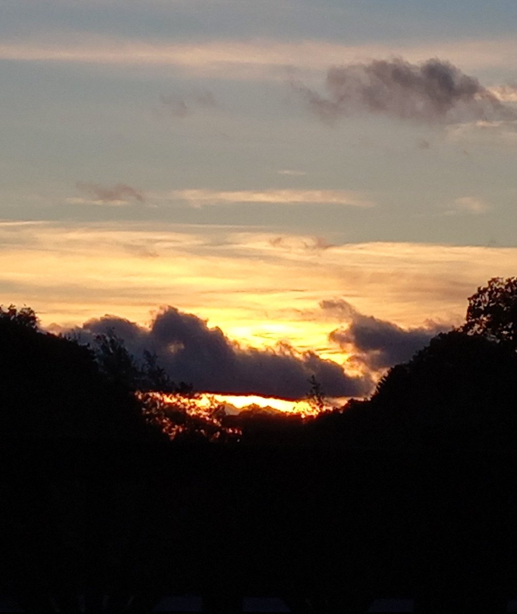 NiggiRhlf's tweet photo. #sundowner #goodnight #clouds #beautifulnature #helloautum #hellonovember  🍁🌥 https://t.co/KGUR3N4xRz