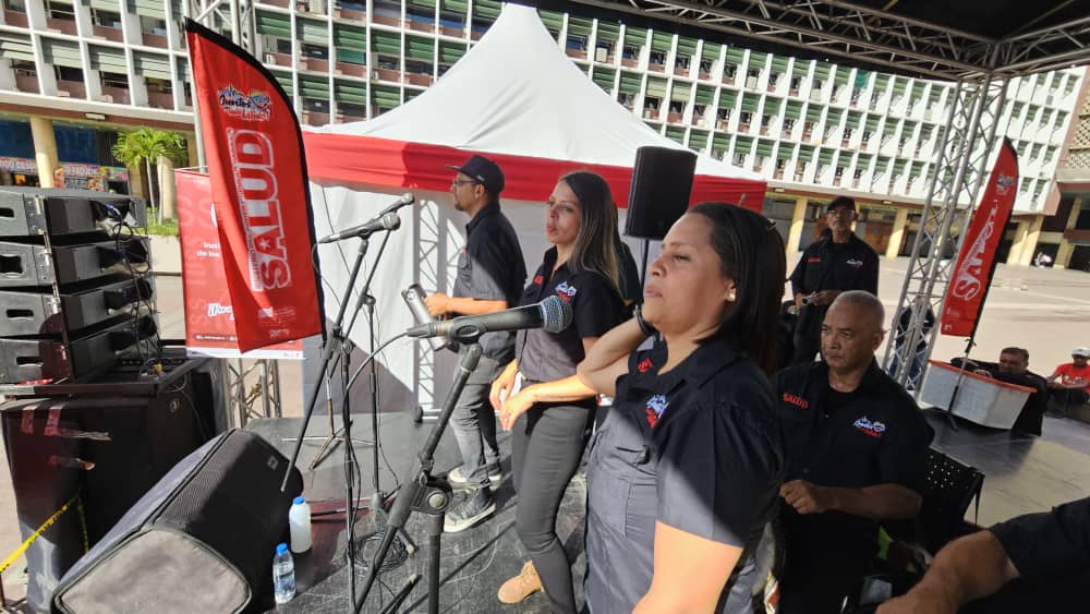 MinSaludVE's tweet photo. Ya #ArrancóLaRumbaDeLaNavidad y desde el #MPPS nos unimos a esta celebración, con un concierto dirigido a los trabajadores y trabajadoras del Sistema Público Nacional de Salud, en la Plaza Caracas.
#JuntosPorCadaLatido
@NicolasMaduro 
@MagaGutierrezV https://t.co/LIES1QBXOK