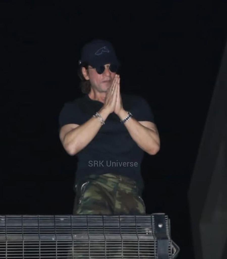 SRKUniverse's tweet photo. Humara Charming Pathaan doing his Iconic Pose while Greeting FANs 💖

@iamsrk #ShahRukhKhan #SRK
#HappyBirthdaySRK #SRKDay
#SRKUniverse #Mannat https://t.co/mW9p8mkeMV