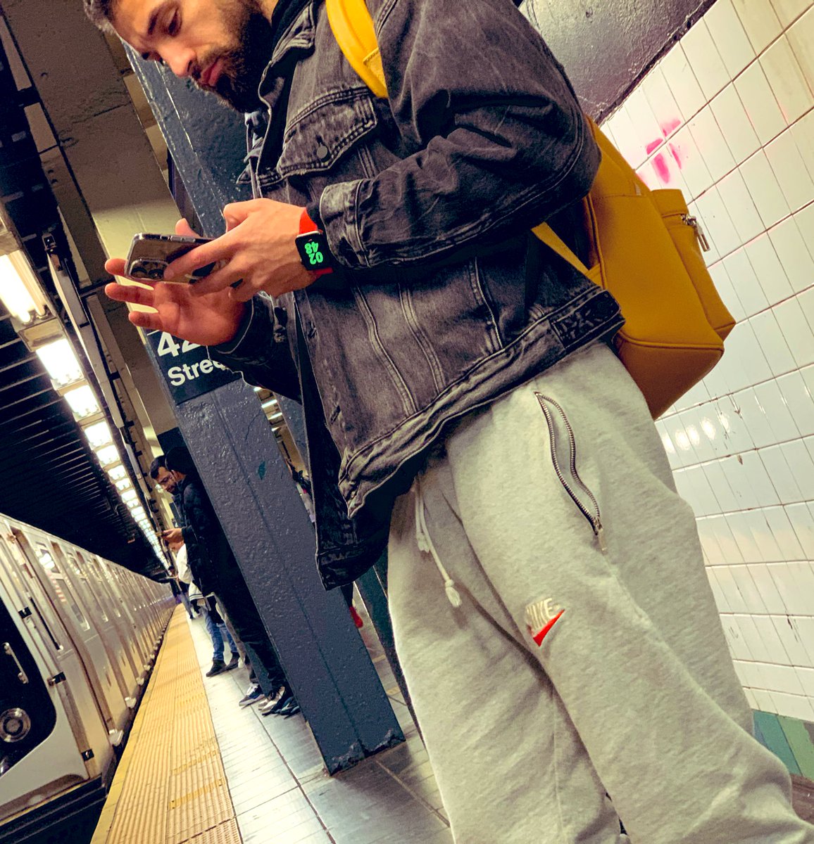 packer1592's tweet photo. waiting for the train with this hottie🔥

#gay #gaynyc #gaysubway #gaydaddy #gaystraight #gaydadandson #gaycruising #gaybulge #gaybulgespot #gayalter #gaypride #gayboynextdoor https://t.co/IogkSpZoHh