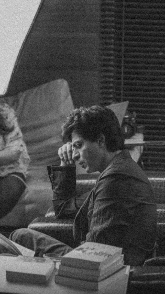 imnfs010's tweet photo. One who redefined the term 'stardom' One for whom age is just a number. One who signifies the true meaning of hardwork and passion. Happy Birthday @iamsrk, you're the biggest star India has witnessed! https://t.co/jaEEuw2s2m