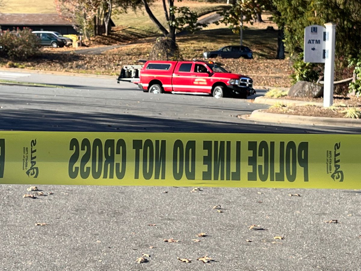 franklinfirenc's tweet photo. Crews are on scene with Franklin Police and Macon County EM at United Community Bank for a suspicious package. We are waiting for the arrival of the Regional Response Haz Mat team out of Asheville.  There are no juries or illnesses at this time. Stay tuned for more info… https://t.co/SE3NfFIW8k
