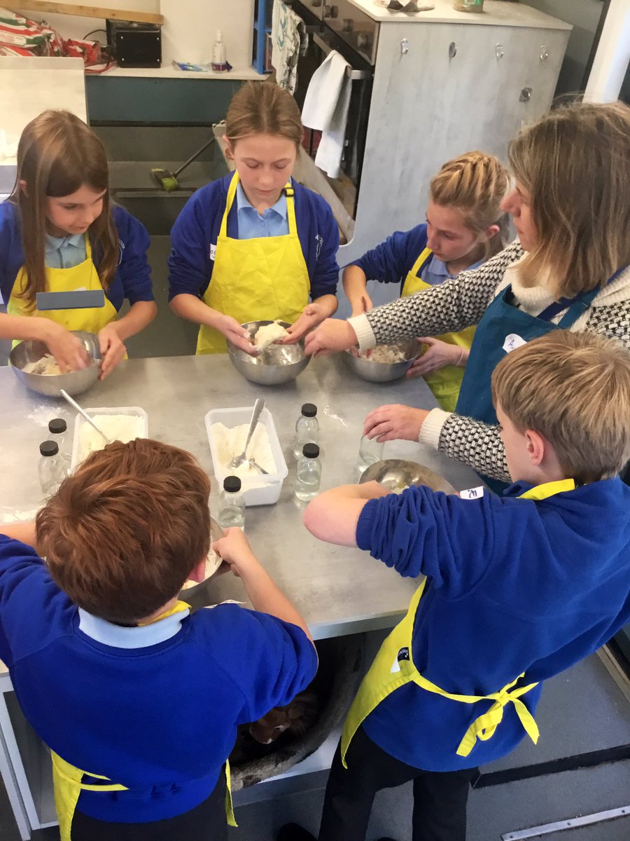 MrsFWren's tweet photo. Thank you so much to the @ican_and_iam team who visited @w_woodborough today. Willow Class enjoyed inflating their self esteem balloons 🎈 and especially loved making and eating the tasty pizza🍕 @equa_mat @esayer893 @HHHodgkinson @paperandsmiles @CathrynPoole6 @JaneBry46158623 https://t.co/a1VEjeAwkZ