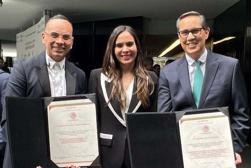 ITESMCEM's tweet photo. Con mucho #OrgulloTec les compartimos que nuestro #EXATEC, Tonatiuh González, tomó posesión del cargo de cónsul general de México en la capital de California, Estados Unidos. 🇺🇸🤝🇲🇽

Conócelo en CONECTA. 👉 https://t.co/1ZnwxohMaH 

#TecCEM #ECSG https://t.co/KfKhHbU3Jd