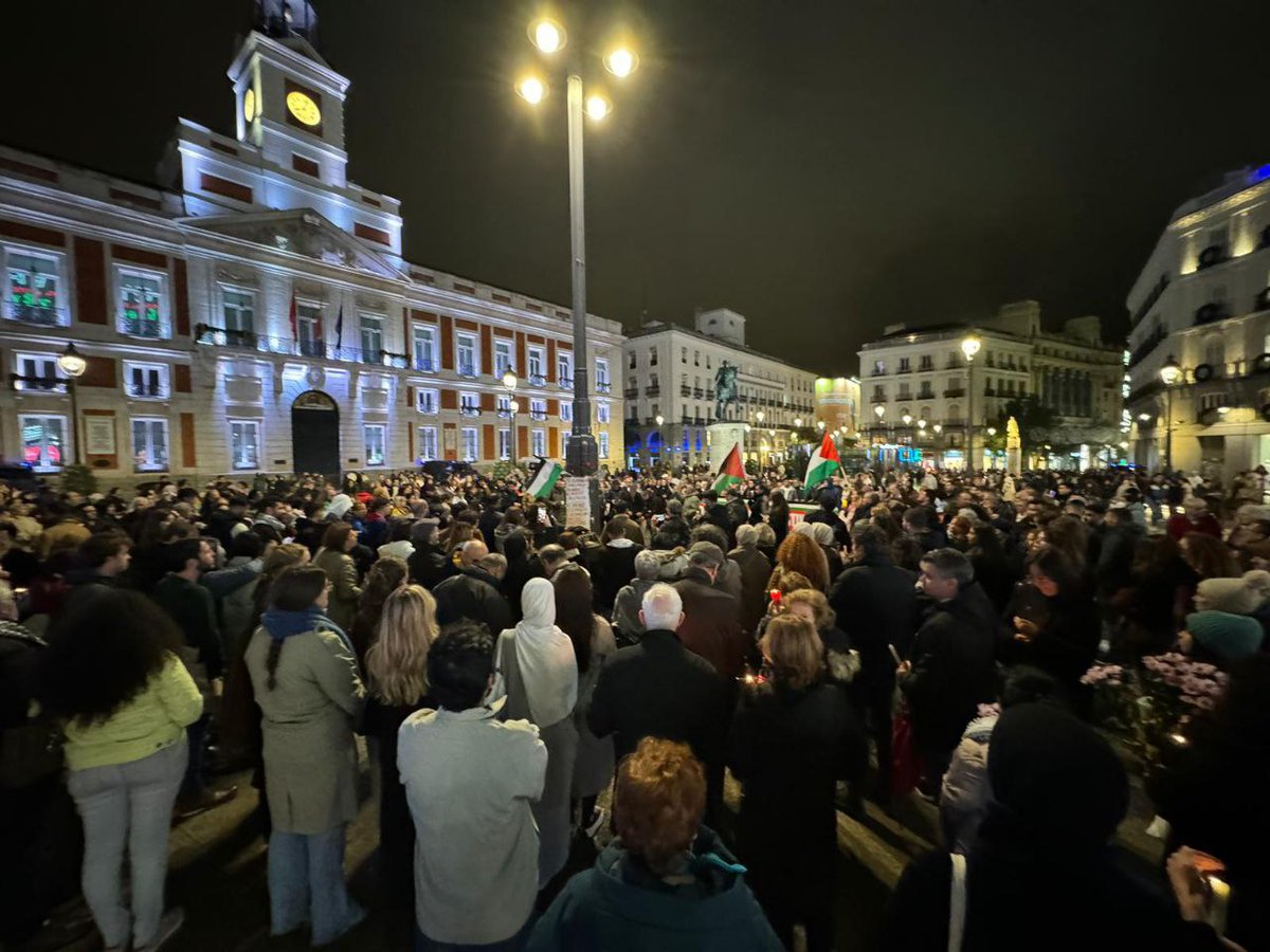 Masara48810945's tweet photo. 🔴 Madrid, 1 de noviembre.
Voy a dejar esto por aquí porque no lo veréis por Telemadrid.

Ni el frío, ni la lluvia han impedido que salga la gente a concentrarse por tod@s los asesinad@s en #Gaza, no es una guerra, es un genocidio.
#Genocide_in_Gaza
https://t.co/CGoFWynXgA https://t.co/tnSYzIpNrN