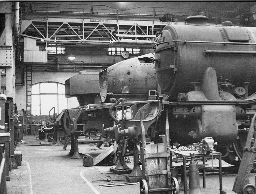 3 Ex LNER Engines in the Repair Shop at Darlington Works at 1:05 pm on 17th March 1965.The Engines are all at different stages of a Casual or Heavy Intermediate Overhaul.Nearest the camera is V2. 60824,then A4. 60034"Lord Farringdon",and A3. 60052 "Prince Palatine"
📸F.Coulson.