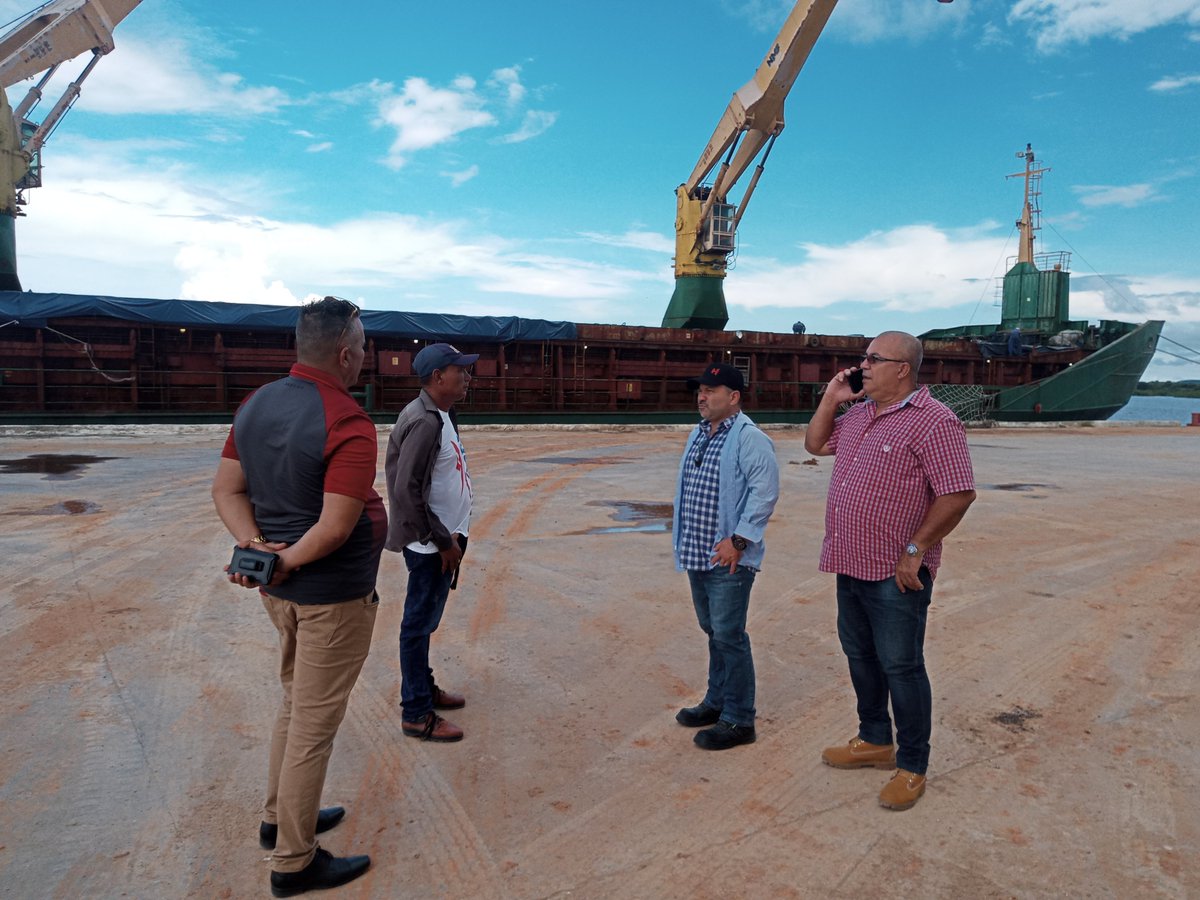 YunierBatista2's tweet photo. En el Puerto de Vita de la provincia de Holguin, a pesar de las inclemencias del tiempo no se detienen las operaciones. Hacerlo todo rápido y bien es el propósito.#Holguinsi https://t.co/3T7cQAZSBH