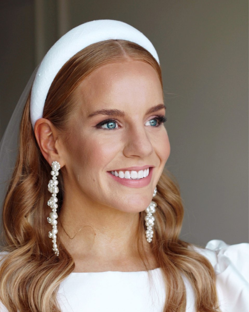 Want to make blue eyes look wider? Sweep dark shadow above your lash line to the centre of your eyes and pair with minimal liner on the lower lash line. Fluttery eyelashes complete this timeless bridal look by #makemebridalpro <a href="/iloveitlaura/">Laura Allen</a>

ℹ️ Pro portfolio: https://makemebridal