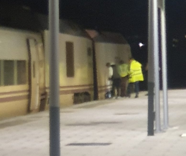 CopeExtremadura's tweet photo. 🔴| ÚLTIMA HORA

Una más del tren extremeño: el Alvia acumula más de 30 minutos de retraso en el trayecto entre Cáceres y Badajoz.

➡️ Se ha cambiado a los pasajeros de tren, según nos cuentan, por una "incidencia técnica". 

🔗 https://t.co/FgZVxnqlwl https://t.co/qeXrcM0biM