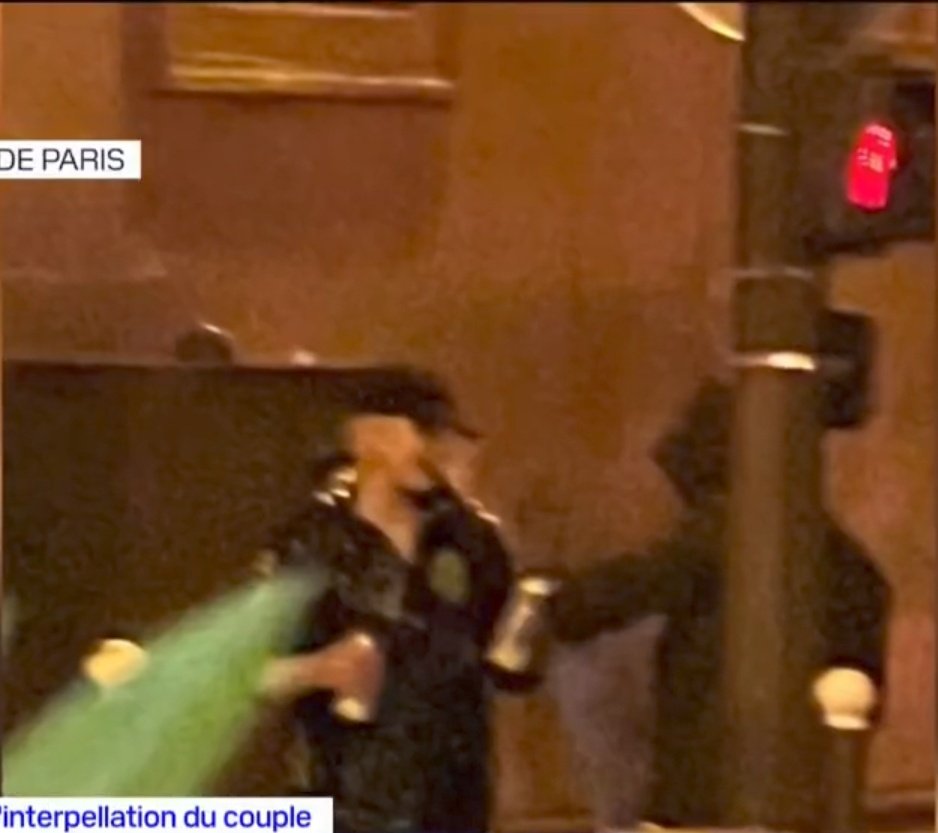 ⚡🇨🇵INFO - 2 Moldaves en situation irrégulière ont été interpellés le 27 octobre après avoir dessiné 15 étoiles dans le 10ème arr. de #Paris. La procédure judiciaire a été classée en raison de leur expulsion. Selon BFMTV, ils ont expliqué avoir agi sur la commande d'un tiers...