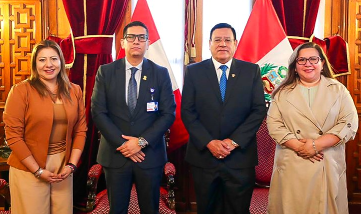 catpperu's tweet photo. Pdte. @congresoperu, @AlejandroSotoRe, escuchó pedido de la Sec. Gral. @SuitSunafil, @evemattos26, acerca de que trabajadores de @SunafilPeru no deben ser CAS sino 728 en cumplimiento a la Ley 29981. Superintendente Nacional respaldó esta demanda. Ver:👉🏾🅾️https://t.co/JwG7fmElQv https://t.co/jqzKQMdMja