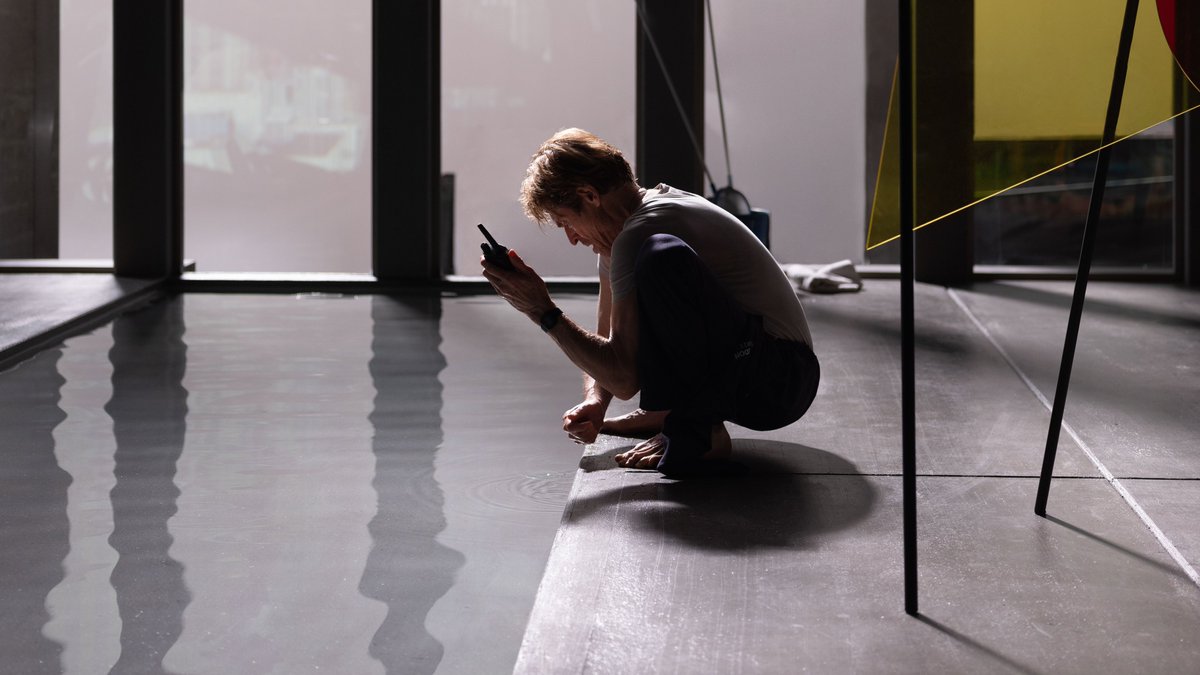 jipe0043's tweet photo. #Alinterieur fait partie de ces films qui jouent la carte du tour de force en huis clos. @WillemDafoe y campe un monte-en-l'air piégé dans un penthouse où il était venu dérober des toiles de maître. Sous la houlette de l'habile @VasilisKatsoupis.
En lire +
https://t.co/FWTBTEDEKX https://t.co/IyqwLDuW4I
