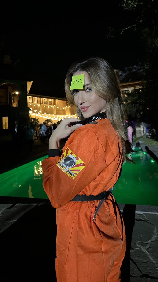 Novaleesi tweet media