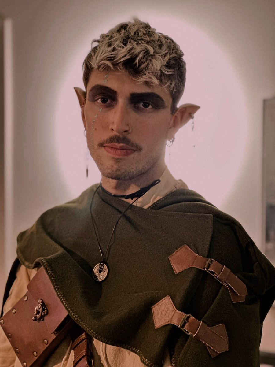 xRingleader_'s tweet photo. I’d say my first cosplay rolled a natural 20 (that’d be a critical success for all you humans). This Half-Elf Rogue spent 2 months planning and putting this costume together and couldn’t be more proud of the turnout. I’m also very blessed to have such a great D&amp;D party [1/2] https://t.co/x5PciK1HyP