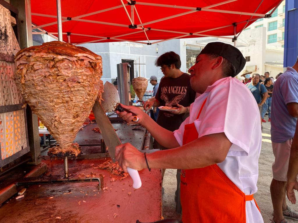 ❤️✨¡Unidos saldremos de la adversidad! 

🌮La taquería Don Rey, con sede en la CDMX, fue al puerto de Acapulco a regalar 120 kilos de tacos de pastor, para los acapulqueños, como una forma de solidarizarse con los damnificados que sufren escasez de alimentos y que este día