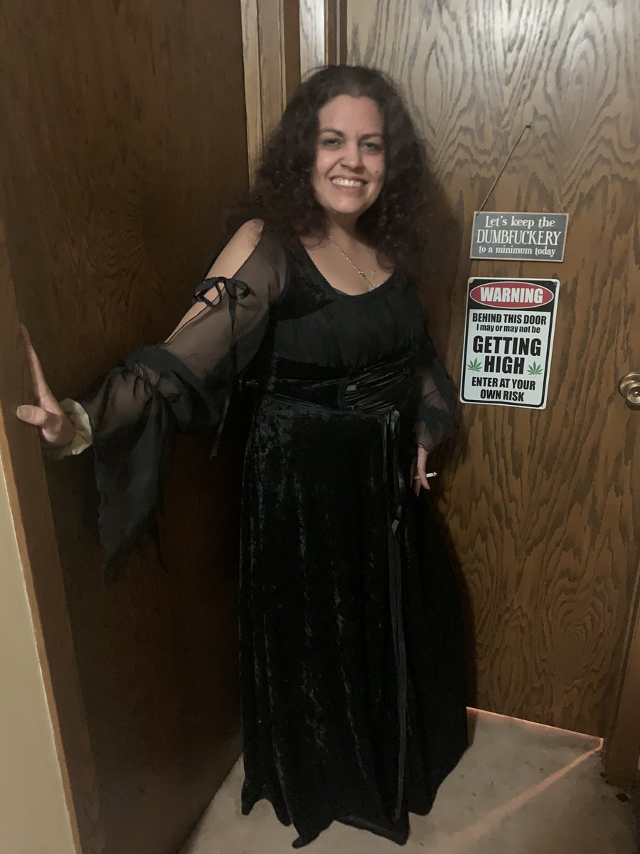 amberluvsblue's tweet photo. @TheStonedKitty1 @InvestigatorCps Read the signs on my door 🤷‍♀️😂 https://t.co/FnFLnBkx7n
