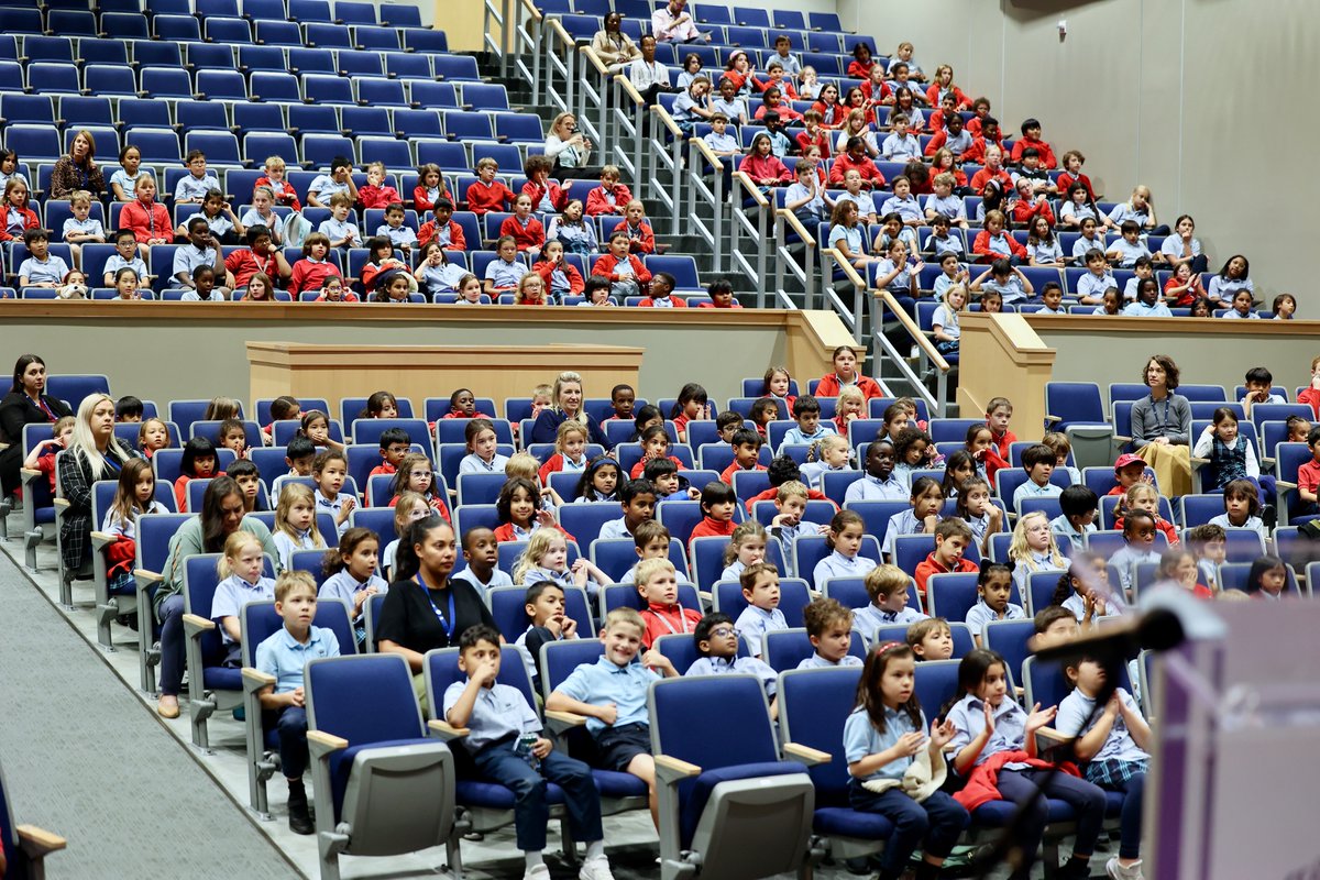 BISHouston's tweet image. Taking the lead, centre stage! Our #naeachievers are sharing the significance of Dia de los Muertos #createyourfuture #BISHouston #academicachievers #primaryassembly