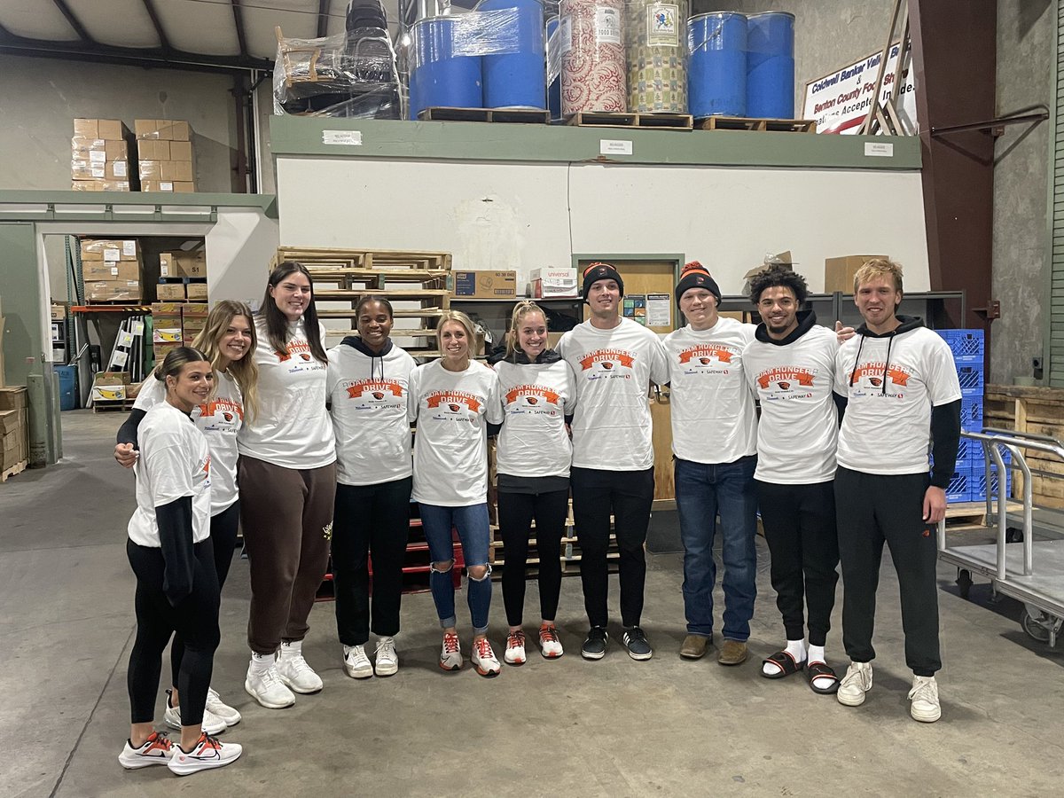 claireeee_j's tweet photo. DAM HUNGER DRIVE 🧡 🦫 

I was able to be work alongside other Beaver student-athletes helping at the Linn-Benton County Food Share to support our fellow Beavs! The food donated and sorted here will then be shared to Beaver Nation through the OSU Basic Needs Center. Go Beavs! https://t.co/cdTDmyYopV