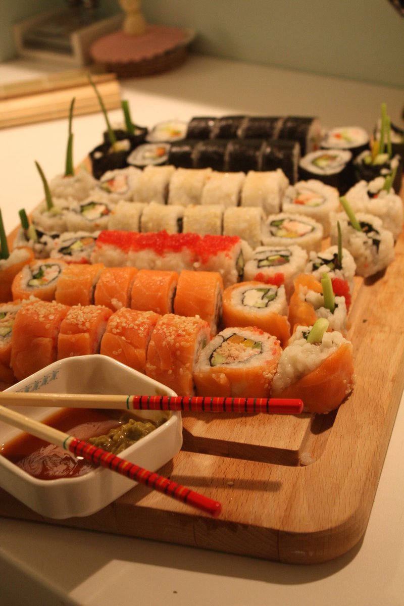 choquei's tweet photo. 🚨ATENÇÃO: Hoje, 1º de novembro, é comemorado o ‘Dia do Sushi’. https://t.co/TgkUljifkP