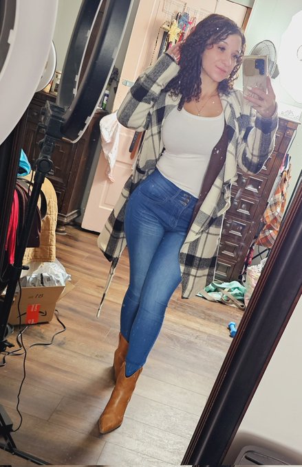 This weather got me bundled up 🥶 #cold https://t.co/ocIRlQNOgC<a href="/tag/cold"class="tags">#cold</a>