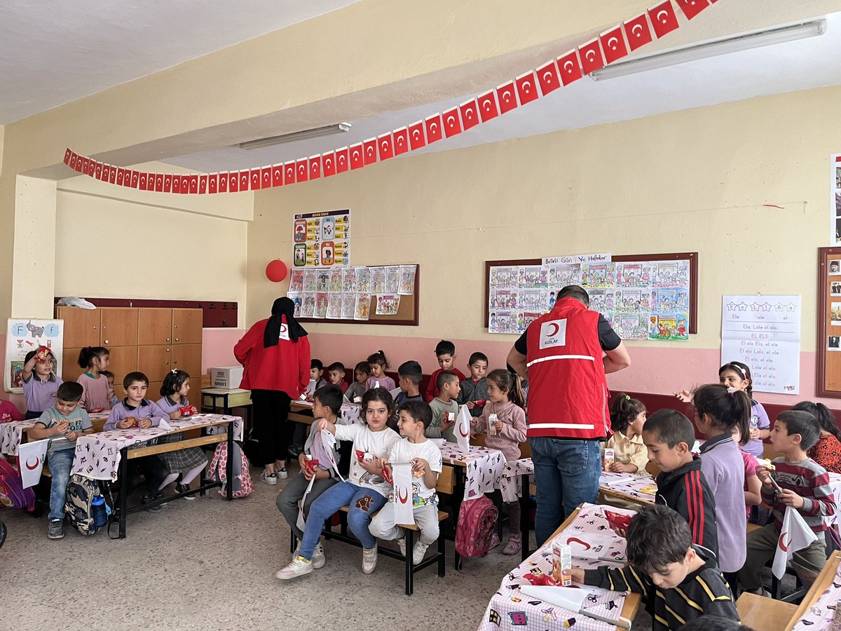 #kızılayhaftası  Münasebetiyle Toki İlkokulunu ziyaret edip , öğrencilerimize Kızılay hakkında bilgiler verip ikramlıklar dağıttık .<a href="/kizilay/">Türk Kızılay</a> <a href="/FatmaMericYlmaz/">Prof. Dr. Fatma Meriç Yılmaz</a> <a href="/dr_ialtan/">Dr. İbrahim ALTAN</a> <a href="/drinanahmet/">Ahmet H. İnan</a>
