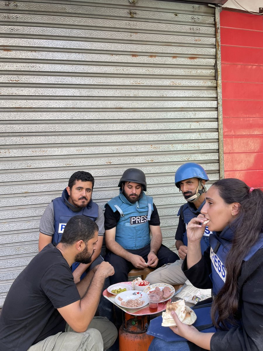 Day 26. Reported from Jabaliya Ran into the father of my friend @HosamSalemG Covered the Jabaliya massacre. Had tea and zaatar & homemade bread from lovely people. Had breakfast on the sidewalk. Exhausted & anxious. Overwhelmed with everything i reported. I’m drained.