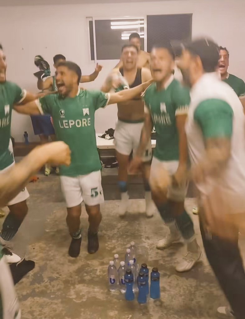 soydeoeste's tweet photo. #Ferro saltando y cantando después de la victoria en el vestuario del Agro.
Imagínate como va a ser la fiesta en #Caballito.
"Porque los jugadores, me van a demostrar, q salen a ganar, quieren salir campeón, q lo llevan adentro, como lo llevo yo!"
#VamosaVolver
#SomosFerro https://t.co/9fi7yvcvlo