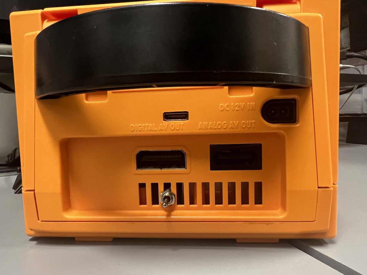 PowrUpGaming's tweet photo. Another #Nintendo #GameCube! This time a Japanese Spice Orangeπconsole installed w/ @citrus3000psi #GCDual HDMI & RGB mod, Region Switch, NoiseBlocker Fan Mod, New Capacitors and our UltraSonic Wash and Polish Service! https://t.co/QdmiRgIEny