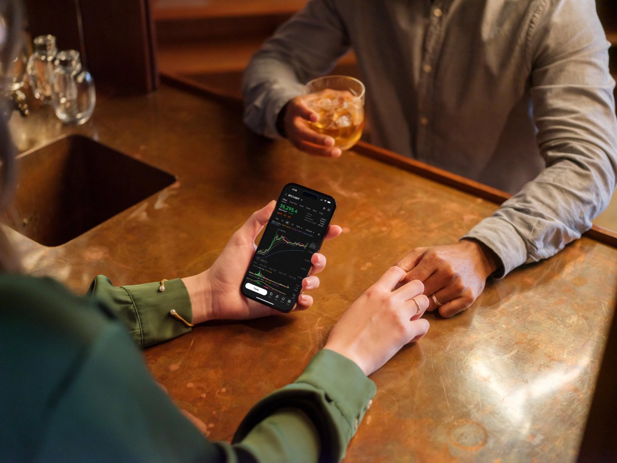 okx's tweet photo. When you're out for dinner and get a $35k #Bitcoin notification 😂 https://t.co/XWCS1nAmoE