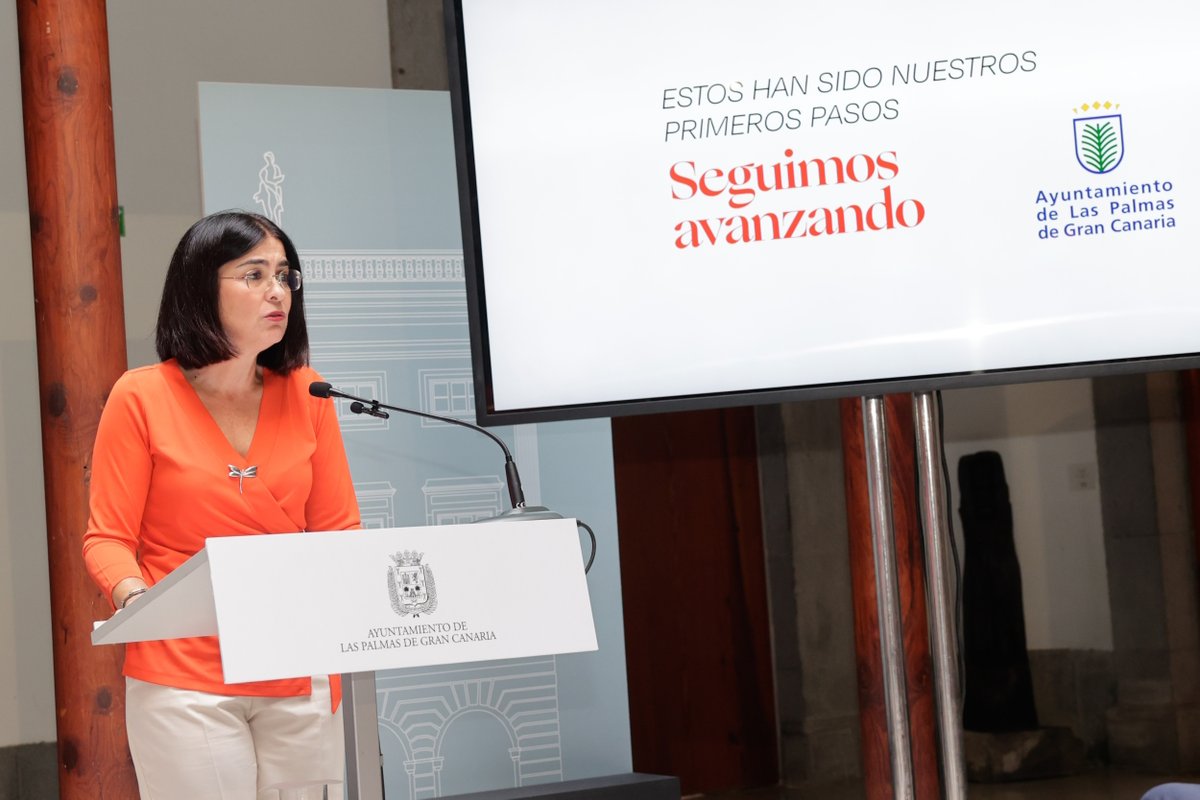 OUJusticia's tweet photo. #LasPalmasdeGranCanaria Buenas noches señora alcaldesa del #PSOE... Efectivamente seguimos avanzando: #mierda por todas partes; #droga; #prostitución junto a los domicilios particulares; #perreras en las azoteas; #reyertas. ¡Y usted comiendo castañas! 
https://t.co/eTSVQTEvhY https://t.co/UdIIBLPfJx