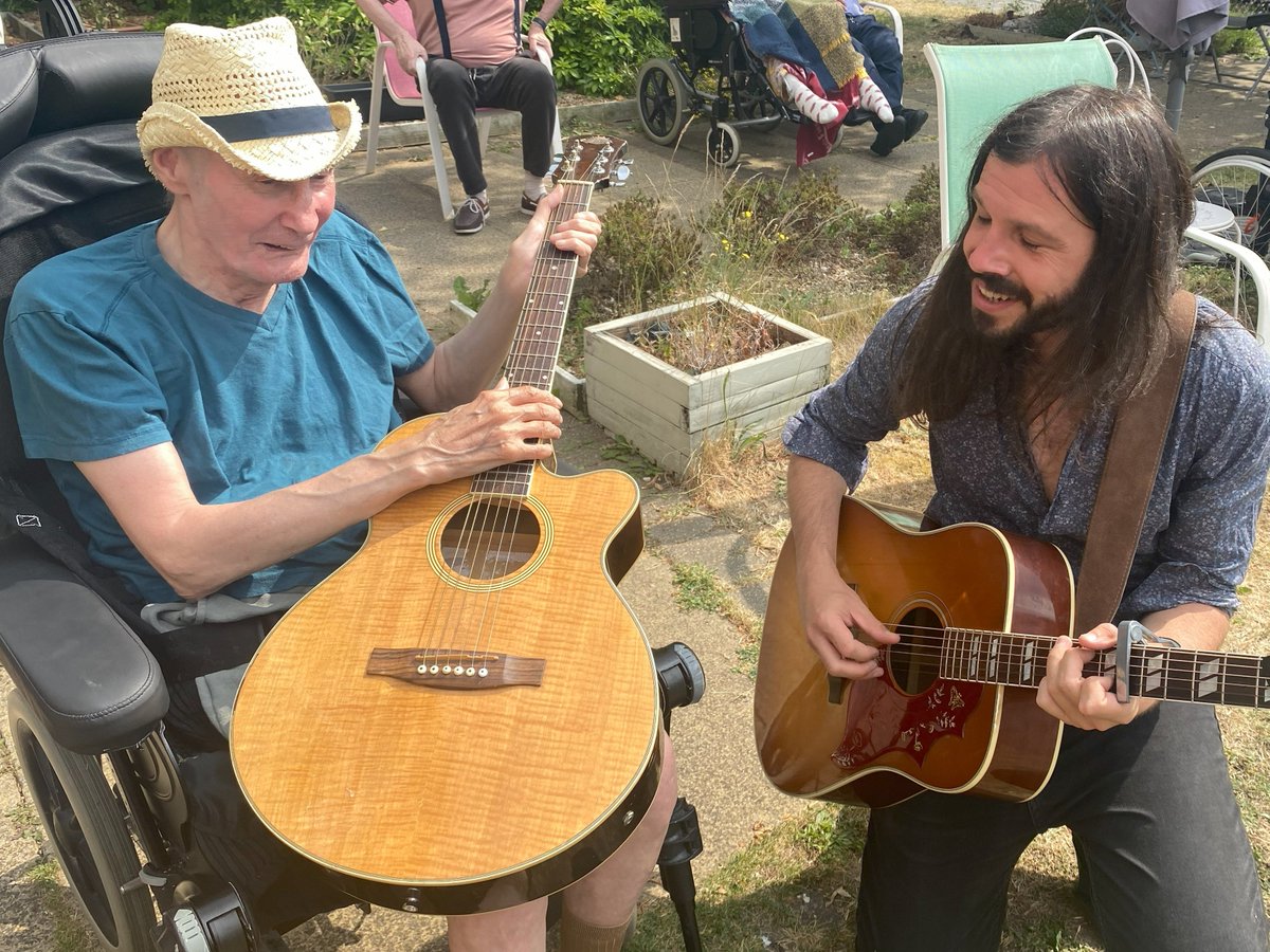 The power of #music is transformative, particularly for those living with #dementia. 

Find out how you can tap into the transformative power of music at musiccan.co.uk

Thanks to @SpitzMusic for sharing this picture of the power of music in action!

#livemusic #care
